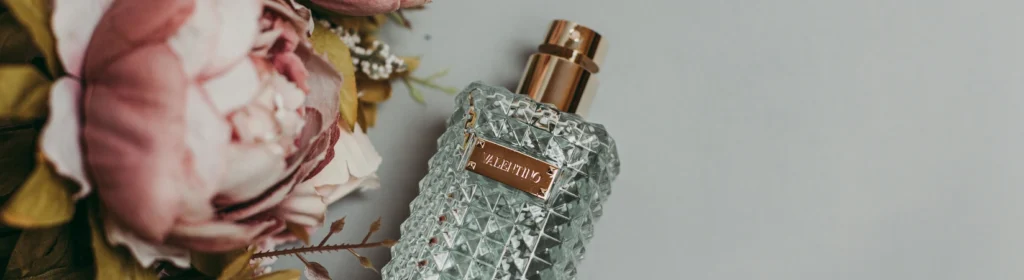 The current image has no alternative text. The file name is: valentino-perfume-flowers.webp