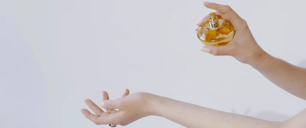 The current image has no alternative text. The file name is: woman-spay-perfume.webp